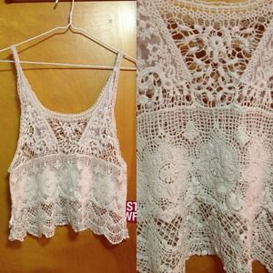 ⛔SOLD in a bundle⛔ Pretty lace crop tank