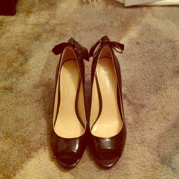 *REDUCED* bow back black leather peep toe heels