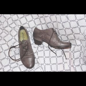 Biala keenly cap toe Oxford