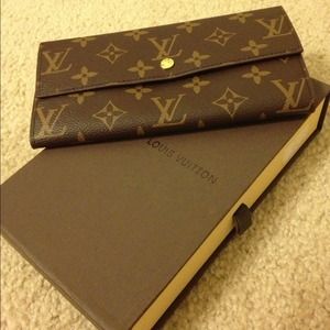 LV wallet *🙅SOLD!!