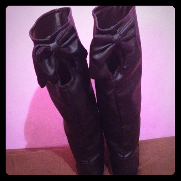 Black bow back boots