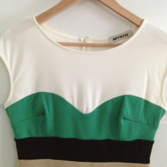 Form-fitting Casual Color-Block Dress - Picture 2 of 4