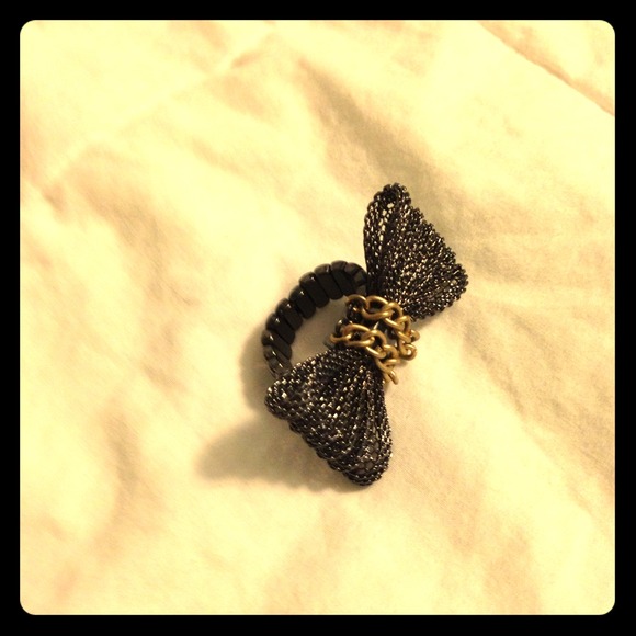Black/grey bow ring