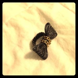 Black/grey bow ring