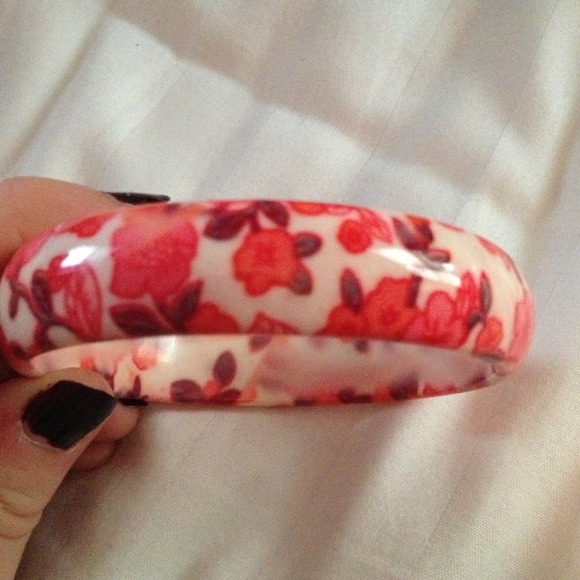 Single statement bracelet