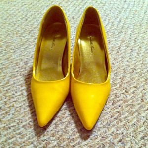 Yellow pointy pumps