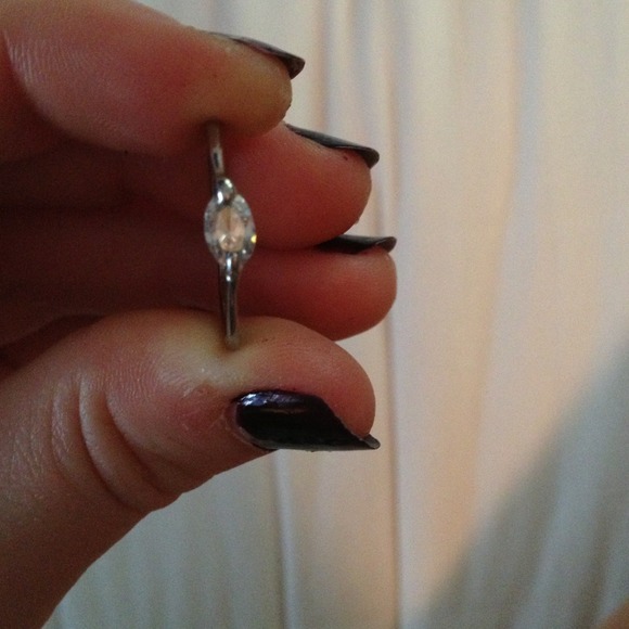 Single jeweled ring