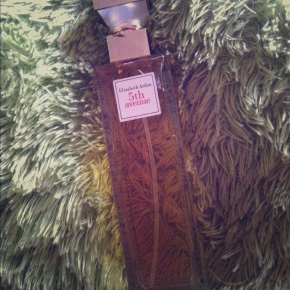 Elizabeth Arden 5th avenue Perfume! :)))