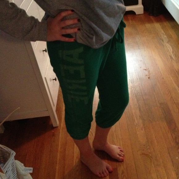 Green cropped sweatpants SUPER SOFT!
