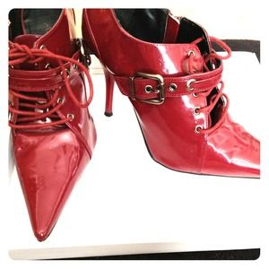 Stylish Maroon pointed-toe heels!!