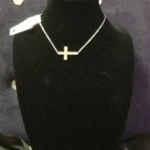 Side cross necklace