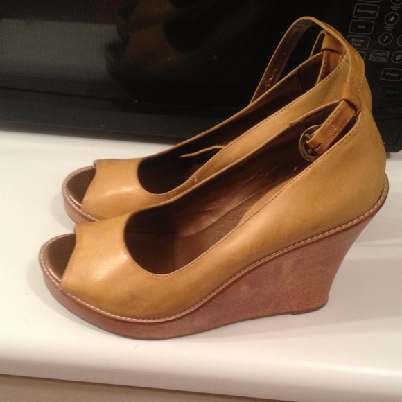 Pretty gold wedge