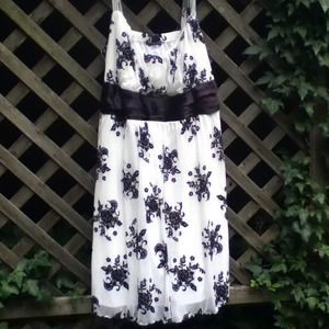 🚫SOLD🚫Black & White Dress