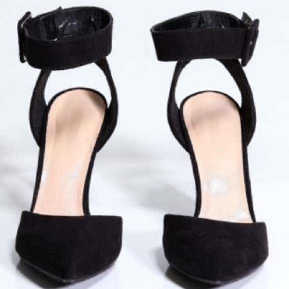 ❌ SOLD ❌Ankle strap faux suede pumps