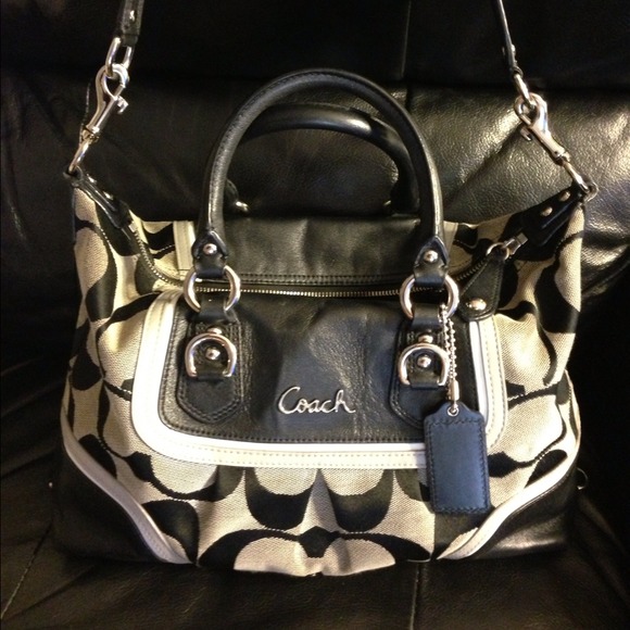 Coach Handbags - ⚠️Coach Ashely Signature ⚠️