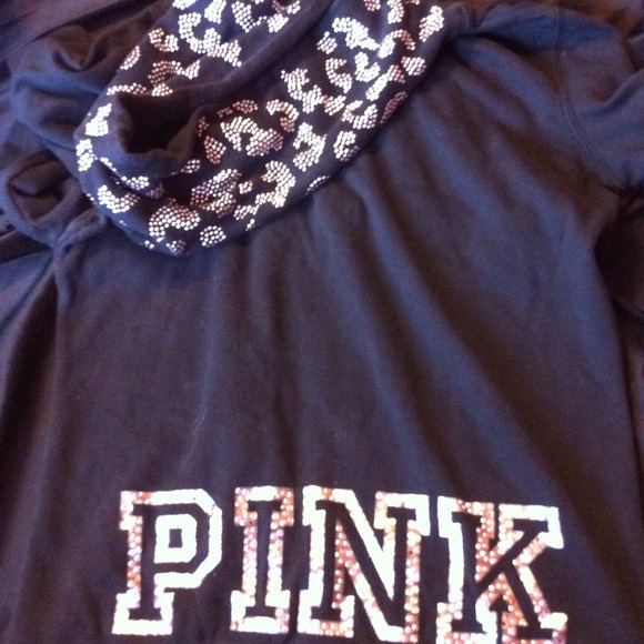 Vs hoodie size xs but fits like a m/l