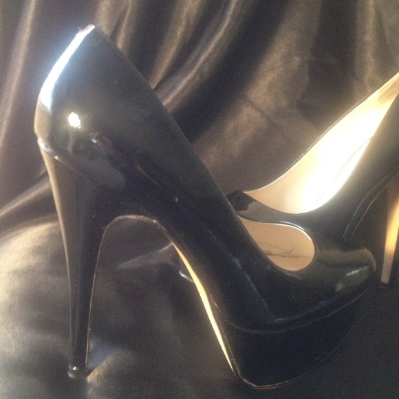 Steve Madden Black Patent Piccoo Size 7.5