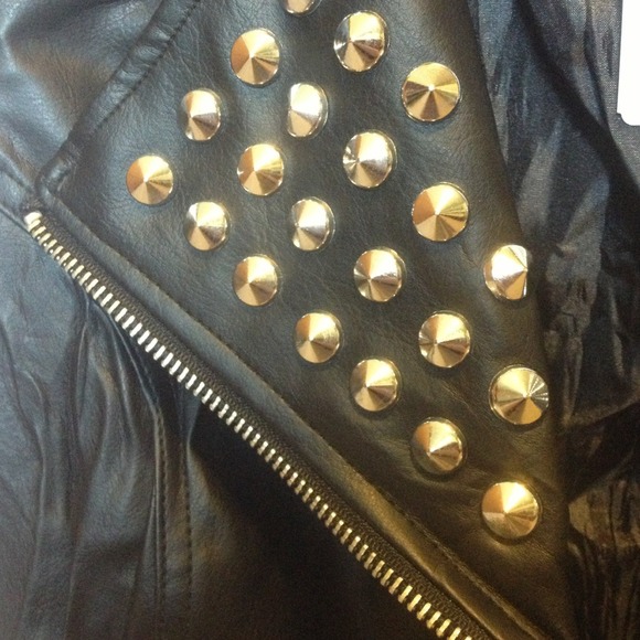 ⛔️SOLD⛔️ Black studded faux leather vest - Picture 4 of 4