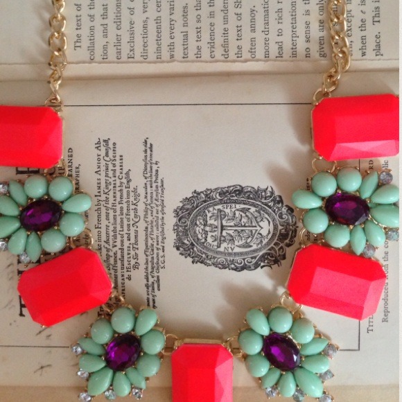 Jewelry - Green orange neon flower bib statement necklace