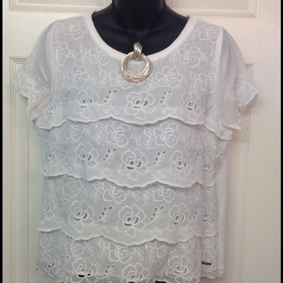 🔴🔴SOLD🔴🔴Abercrombie & Fitch Cute Eyelet Top - Picture 3 of 4