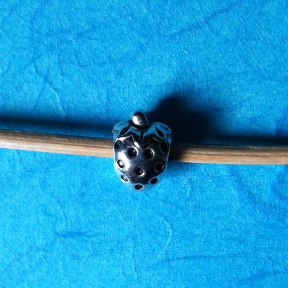 SOLD🎀Pandora style silver strawberry charm🎀