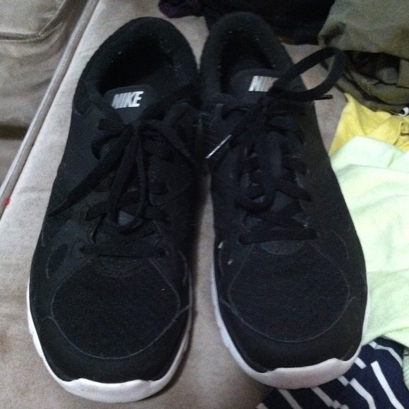 Slightly used black nike running shoes