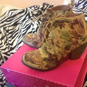 💜💜💜💜SOLD💜💜💜Vintage Floral low heel boots