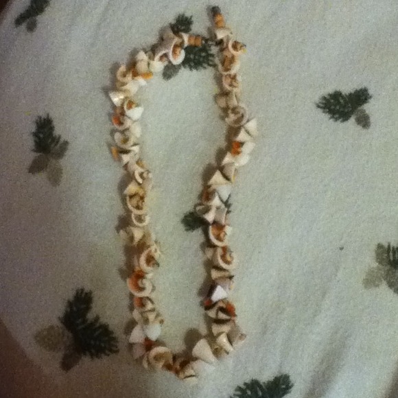 Hawaiian shell necklace