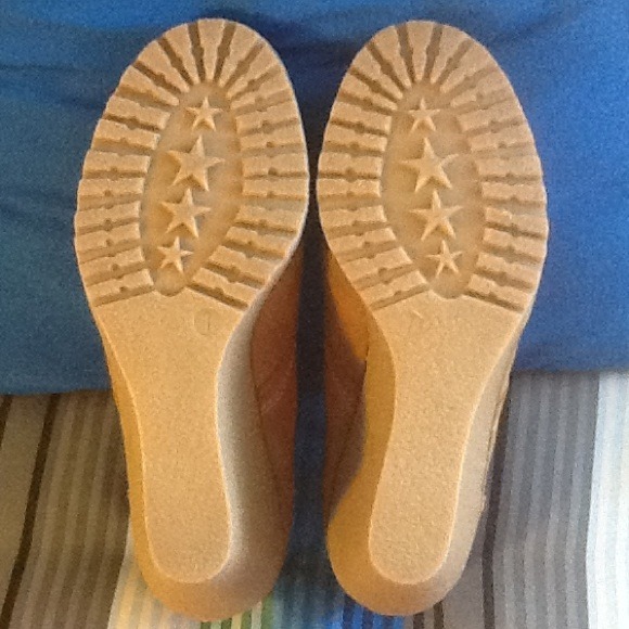 Close tan wedged oxfords - Picture 2 of 2