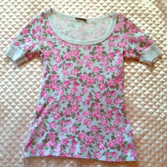 LOWERED PRICE. Light grey. Scoop neck T-shirt. - Picture 1 of 3