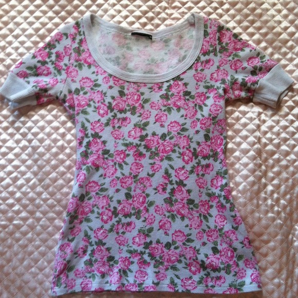 LOWERED PRICE. Light grey. Scoop neck T-shirt. - Picture 2 of 3