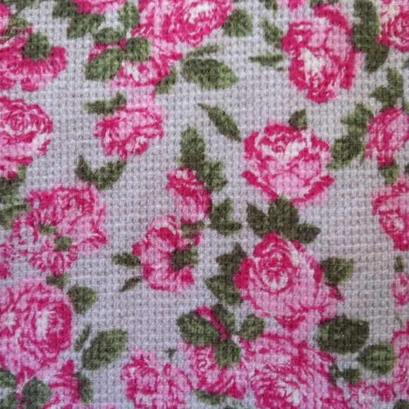 LOWERED PRICE. Light grey. Scoop neck T-shirt. - Picture 3 of 3