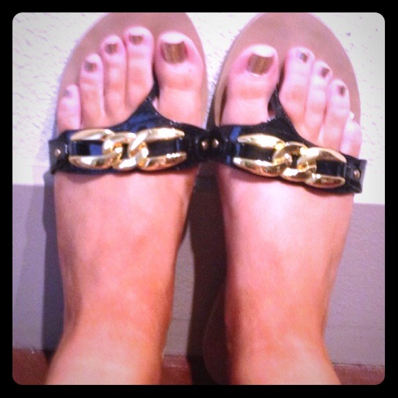🚫SOLD🚫Black and gold flip flop dressy sandals