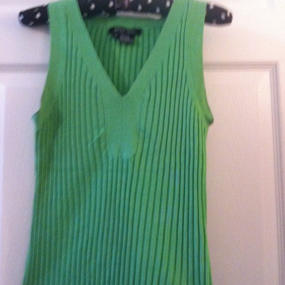 Cute, green top 🎀