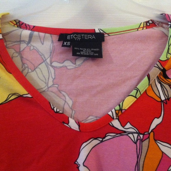 Beautiful flowered top - Picture 2 of 4