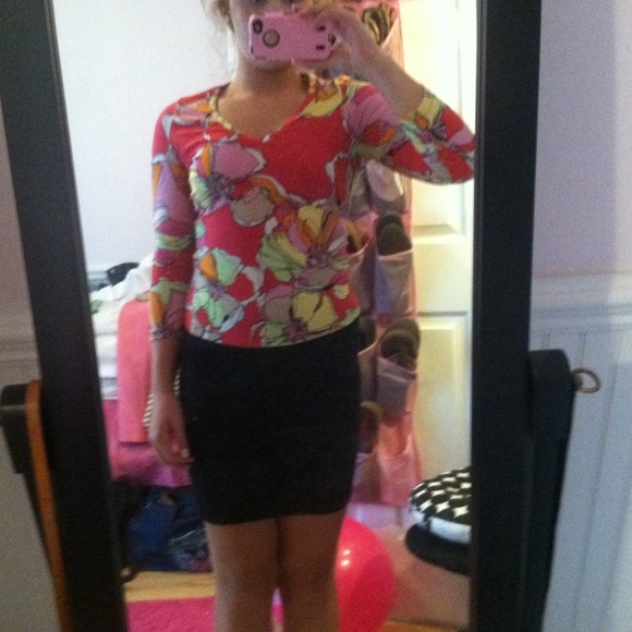 Beautiful flowered top - Picture 3 of 4