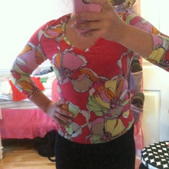 Beautiful flowered top - Picture 4 of 4