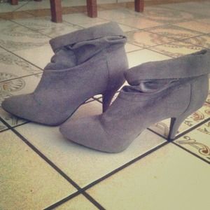 NEW without tags. CUTE GREY BOOTIES!!