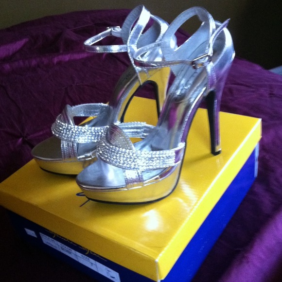 Silver heels👡👠