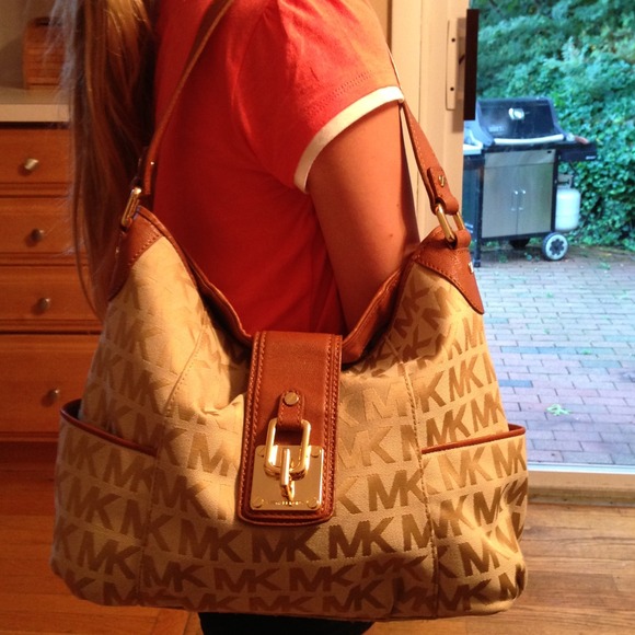 ⛔SOLD ON THREADFLIP ⛔Michael Kors Pocketbook - Picture 1 of 4