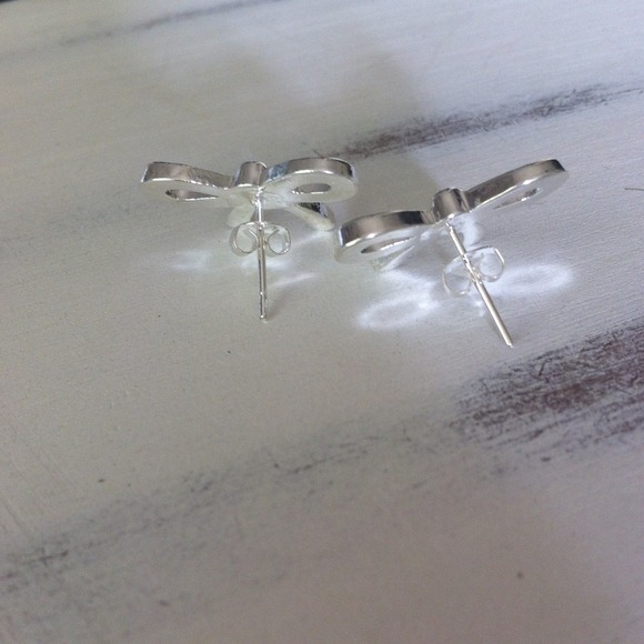 🚫SOLD🚫Adorable silver bow earrings - Picture 2 of 3