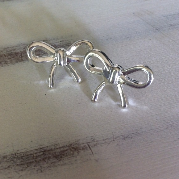 🚫SOLD🚫Adorable silver bow earrings - Picture 3 of 3