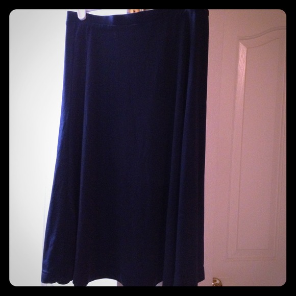 Petite navy blue flowy skirt