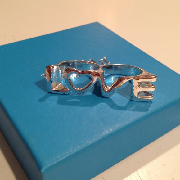 Two finger love ring