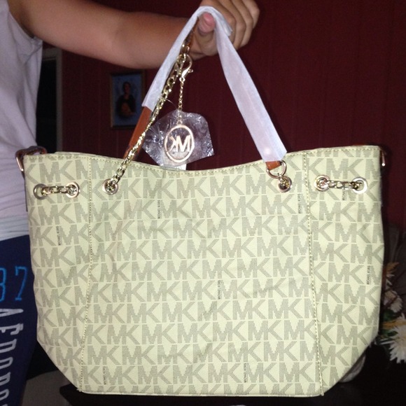 Michael Kors Handbags - MK purse❗REDUCED❗