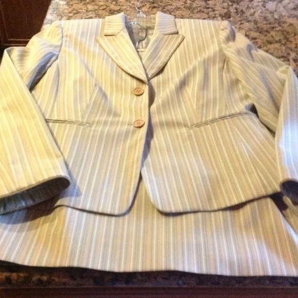 SOLD 🎉🎊🎉🎊🎊piece suite- skirt and blazer