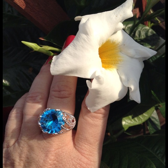 🎉HOST PICK🎉💎925 Silver Ocean Blue Topaz Ring💎 - Picture 2 of 3