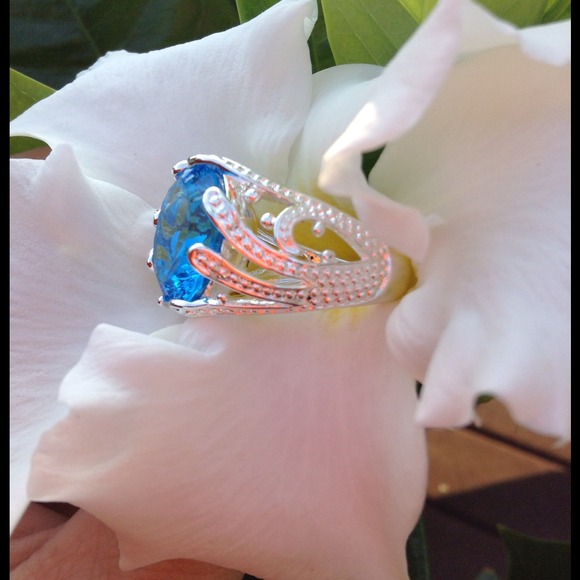 🎉HOST PICK🎉💎925 Silver Ocean Blue Topaz Ring💎 - Picture 3 of 3