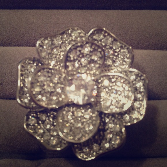 ***Sold*** Sz 8 sparkly flower ring