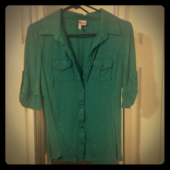 Collared Faded Green Half Sleeve Button Up Top 💥